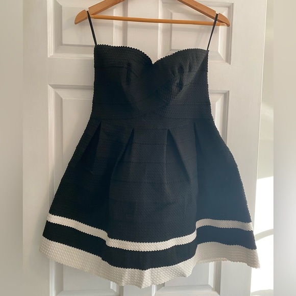 Sans Souci Structured Mini Dress With Scalloped Trim Size L - Picture 1 of 6